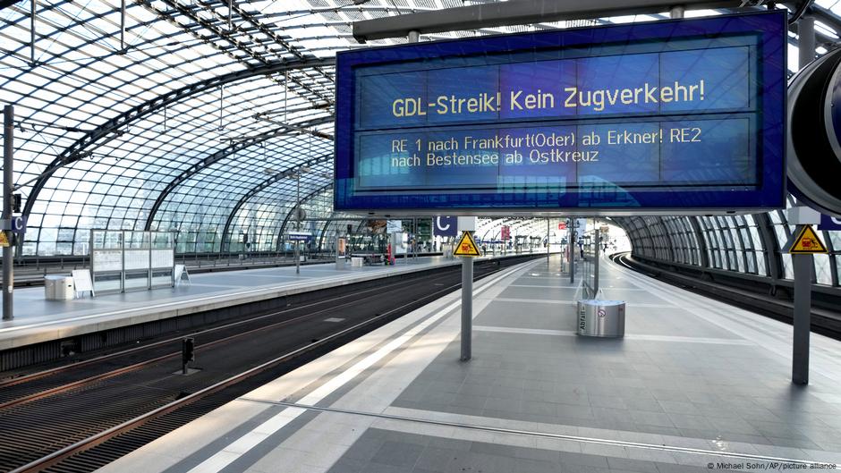 Deutsche Bahn engineers' strike causes chaos across Germany – DW – 08 ...