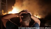 Flammen lodern in einem Wald in der Nähe des Dorfes Larbaa Nath Irathen. Feuerwehrleute kämpften gegen eine Reihe von Waldbränden im Norden Algeriens, bei denen laut Innenminister Beldjoud mindestens sechs Menschen in der Bergregion Kabyle ums Leben kamen. Er machte Brandstifter dafür verantwortlich. +++ dpa-Bildfunk +++
