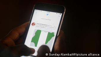 Nigeria | Twittersperre: Mann benutzt Twitter in Lagos