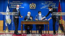 11.08.2021
Nasser Bourita (2.v.r), Außenminister von Marokko, und Jair Lapid (2.v.l), Außenminister von Israel, unterzeichnen Kooperationsabkommen zwischen den beiden Ländern. Israels Außenminister Lapid hat erstmals seit Wiederaufnahme der vollen diplomatischen Beziehungen zu Marokko das nordafrikanische Land besucht. Israels Regierung sprach von einem «historischen Besuch». +++ dpa-Bildfunk +++