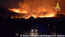 Das von der italienischen Feuerwehr veröffentlichte Foto zeigt einen Brand im Norden der Gebirgskette Madonie in der Nähe von Palermo in den frühen Morgenstunden, während die Region weiter von zahlreichen Waldbränden heimgesucht wird. Sizilien, Sardinien, Kalabrien und auch Mittelitalien, wo rekordverdächtige Temperaturen erwartet werden, wurden von Waldbränden schwer getroffen. +++ dpa-Bildfunk +++