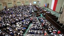 Polnische Abgeordnete nehmen an einer Parlamentsdebatte über ein neues Mediengesetz im Unterhaus teil. Das Parlament in Polen hat überraschend mit den Stimmen der Opposition eine Abstimmung über eine kontroverse Änderung des Rundfunkgesetzes verschoben. +++ dpa-Bildfunk +++