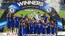11.8.2021, Belfast*******
Fußball: UEFA-Super Cup, FC Chelsea - FC Villarreal im Windsor Park: Chelsea-Spieler feiern mit dem Pokal nach dem Sieg. (Wiederholung mit verändertem Bildausschnitt) +++ dpa-Bildfunk +++