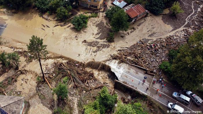 La vista aérea muestra el área destruida por las inundaciones luego de las fuertes lluvias cerca de Kastamonu