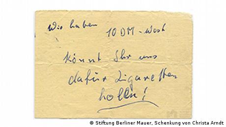 Цигари чорапи химикалки бележки с желани в ГДР дефицитни стоки