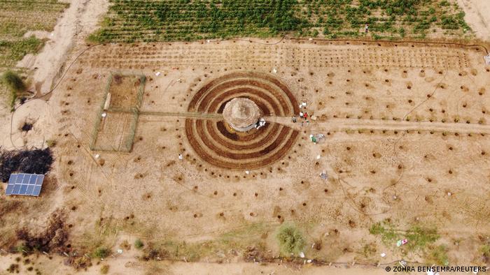 Eine Luftansicht zeigt die rund angelegten Gärten in Tolou Keur. 