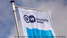 Flagge mit Logo der Deutschen Welle beim Global Media Forum zum Thema 'Shifting Powers' im ehemaligen Plenarsaal des Bundestages im World Conference Center Bonn. Bonn, 27.05.2019