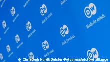 Logo der Deutschen Welle beim Global Media Forum zum Thema 'Shifting Powers' im ehemaligen Plenarsaal des Bundestages im World Conference Center Bonn. Bonn, 27.05.2019