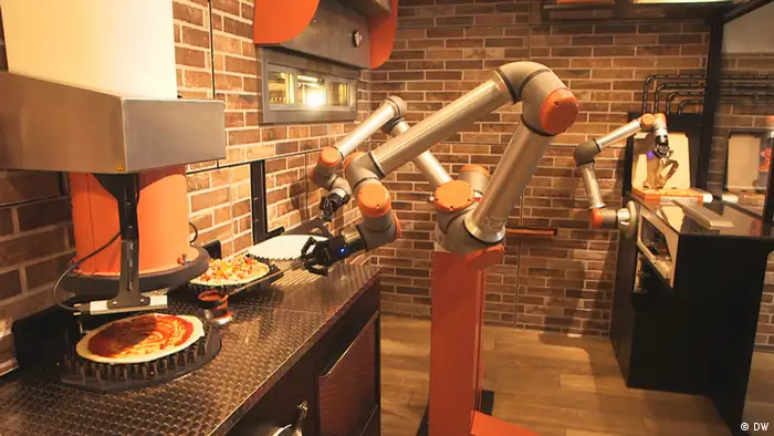 Euromaxx Roboter bei der Pizzaherstllung