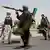 Бывшие моджахеды с оружием в руках поддерживают правительственные силы в борьбе против талибов