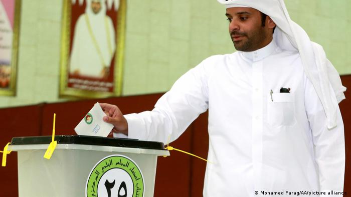 رغم أن قطر بدات تجربة الانتخابات البلدية منذ عام 1999، إلا أنه كغيرها من دول الخليج، لا توجد فيها أحزاب سياسية (13 مايو/2015)