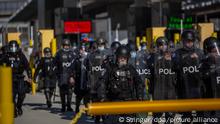 Mitglieder der US-Grenzschutzbehörde CBP nehmen an einer Übung am Grenzübergang San Ysidro teil unter anderem mit dem Ziel, einen potenziellen illegalen Ansturm von Migranten zu verhindern. Ein Tag vorher hatte der frühere US-Präsident Trump angesichts der Politik seines Nachfolgers Biden vor einer Krise beispiellosen Ausmaßes an der Südgrenze zu Mexiko gewarnt. Derzeit würden Rekordzahlen illegaler Grenzübertritte vermeldet, aber es werde bald noch «viel, viel schlimmer», hatte Trump gesagt.