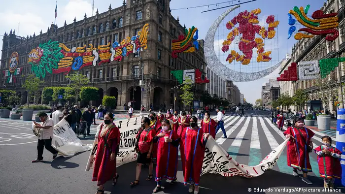 Indígenas celebrados, y marginados. La comunidad Triquis protesta contra la prohibición de las autoridades de vender artesanías en el Zócalo, la plaza central de Ciudad de México. 