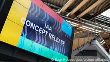 Ein Monitor mit der Aufschrift «IAA Concept Release» ist auf dem Gelände der Messe München während einer Pressekonferenz zur Vorstellung des Konzeptes für die Internationale Automobilausstellung (IAA) 2021 zu sehen. (zu dpa «Automesse IAA mit Maskenpflicht und «3G-Prinzip»») +++ dpa-Bildfunk +++