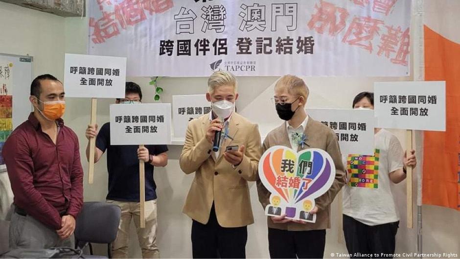 提告政府胜诉 台湾澳门同性伴侣顺利结婚 | 文化经纬 | DW - Vimarsana News