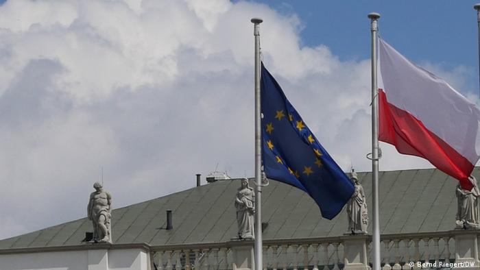 Flagi Polski i UE przed Pałacem Prezydenckim w Warszawie