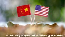 Zwei Flaggen symbolisieren die Beziehungen zwischen China und den USA. (Themenbild, Symbolbild)
