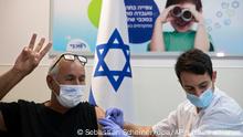 Ein Mann erhält seine dritte Impfung mit dem Corona-Impfstoff von Pfizer-BioNTech. Der israelische Premierminister kündigte an, dass Israel eine Auffrischungsimpfung gegen das Coronavirus für bereits geimpfte Personen über 60 Jahre anbieten wird. +++ dpa-Bildfunk +++