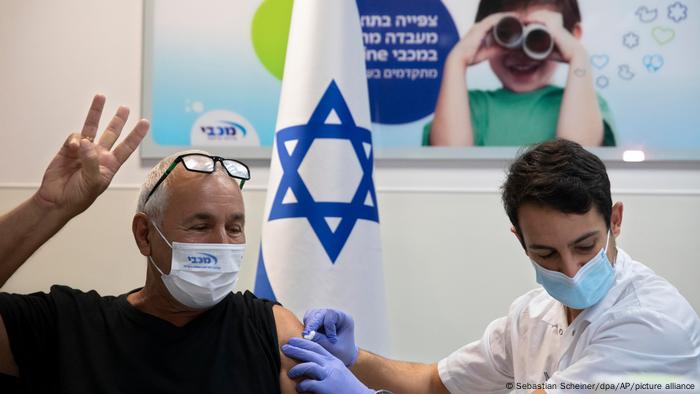 Em julho, Israel aprovou uma terceira dose da vacina inicialmente para maiores de 60 anos