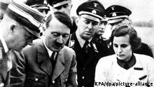 Reichskanzler Adolf Hitler (l) und die Regisseurin Leni Riefenstahl (r) bei einer Filmbesprechung über den Reichsparteitag in Nürnberg. Undatierte Aufnahme.