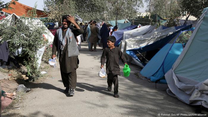 Binlerce Afgan senelerdir kendi topraklarında derme çatma çadırlarda sığınmacı gibi yaşıyor