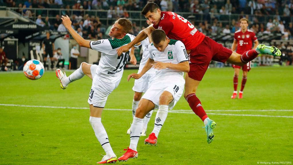 That Bundesliga Feeling Again Fans Return In Numbers As Bayern Munich Are Held By Gladbach Sports German Football And Major International Sports News Dw 13 08 2021