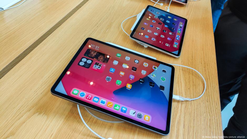 蘋果公司為其一些產品提供免費的鐫刻服務，顧客得以在iPad背板刻上他們想刻的文字。