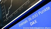 Unter der Anzeigetafel mit der Dax-Kurve im Handelssaal der Frankfurter Wertpapierbörse wird die Information Erstmals 16 000 Punkte angezeigt. Beflügelt von guten Unternehmensbilanzen hat der Dax erstmals die Marke von 16 000 Punkten geknackt. +++ dpa-Bildfunk +++
