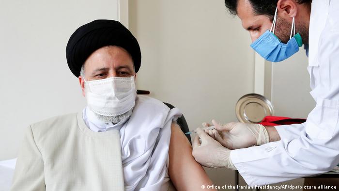 ابراهیم رئیسی در حال دریافت واکسین برکت ساخت ایران