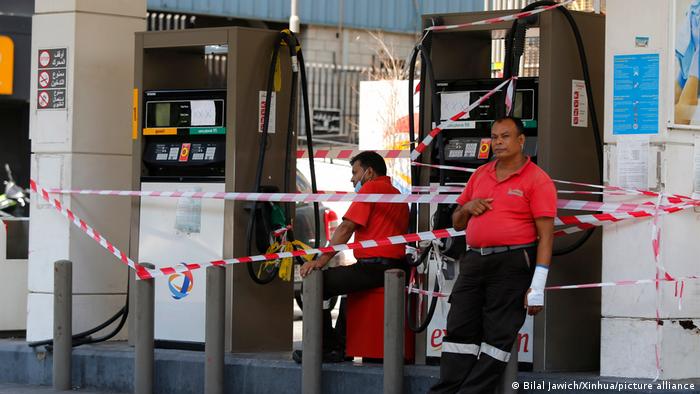 شماری از ایستگاه‌های پمپ بنزین در بیروت به علت نبود سوخت تعطیل کرده‌اند