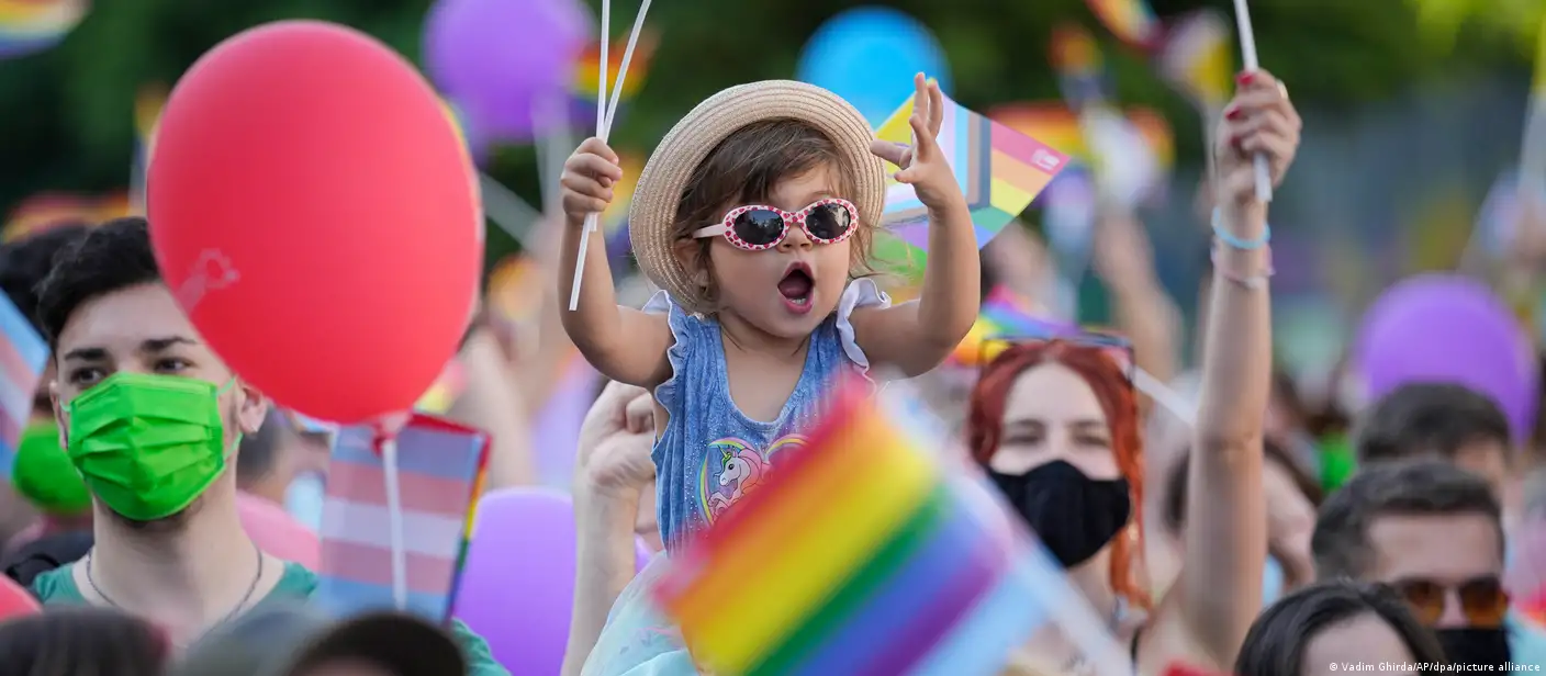 Тысячи человек в Бухаресте выступили в защиту прав ЛГБТИ – DW – 15.08.2021