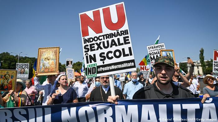 Протест срещу провеждането на гей-парад в Букурещ