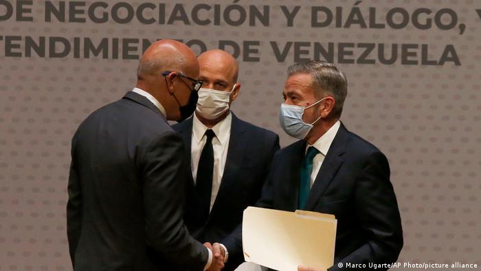 Jorge Rodríguez (izqda.), presidente de la Asamblea Nacional de Venezuela, saluda a Gerardo Blyde Pérez, delegado de la oposición, en Ciudad de México. (13.08.2021).