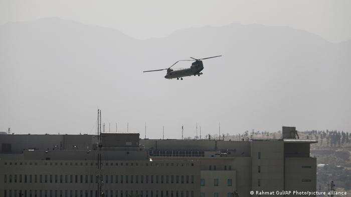 A US Chinook helicopter lands at the American embassy in Kabul