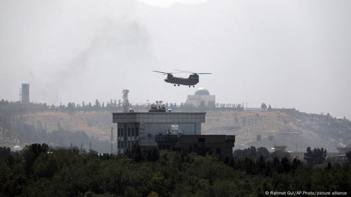 Гелікоптер над будівлею посольства США в Кабулі 