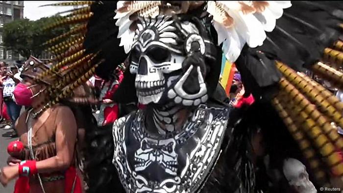 Participante de desfile no México fantasiado de Morte asteca