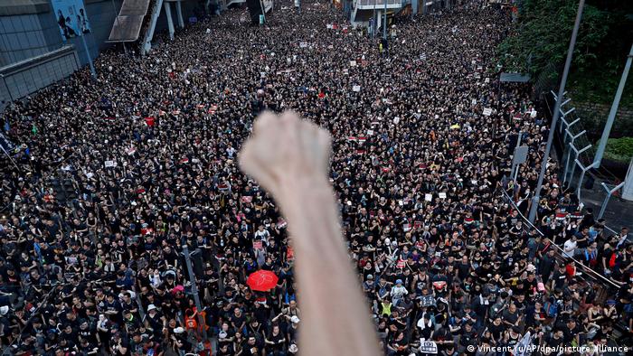 Участник митинга в Гонконге поднял сжатый кулак