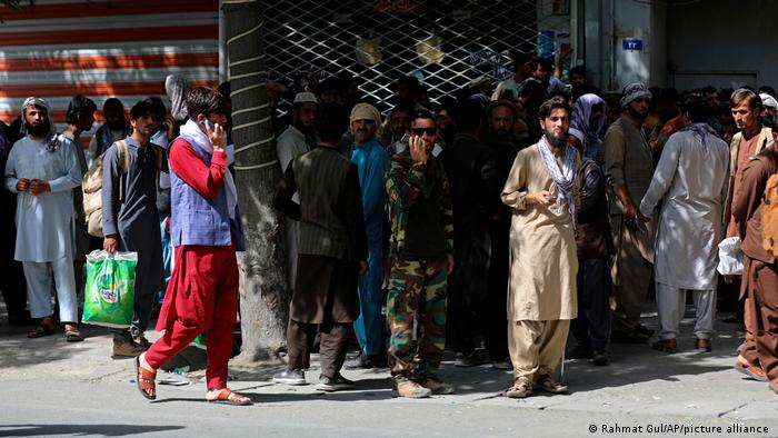 Çok sayıda Afgan sivil ülkeden kaçmaya çalışıyor.