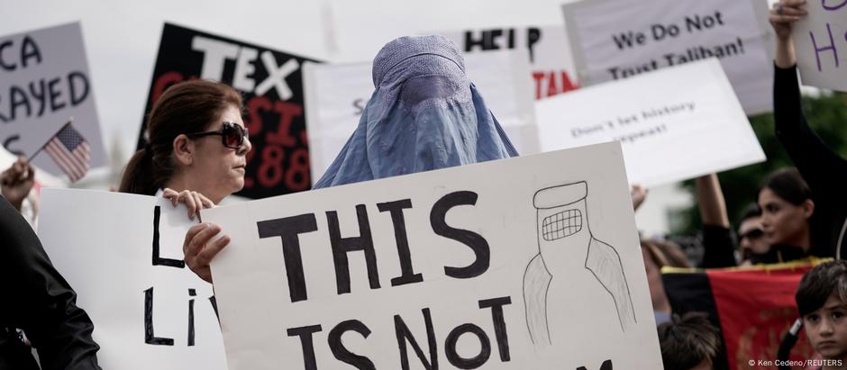 Protesto contra o Talibã em Washington. Governo dos EUA subestimou capacidade do grupo islâmico Protesto contra o Talibã em Washington. Governo dos EUA subestimou capacidade do grupo islâmico