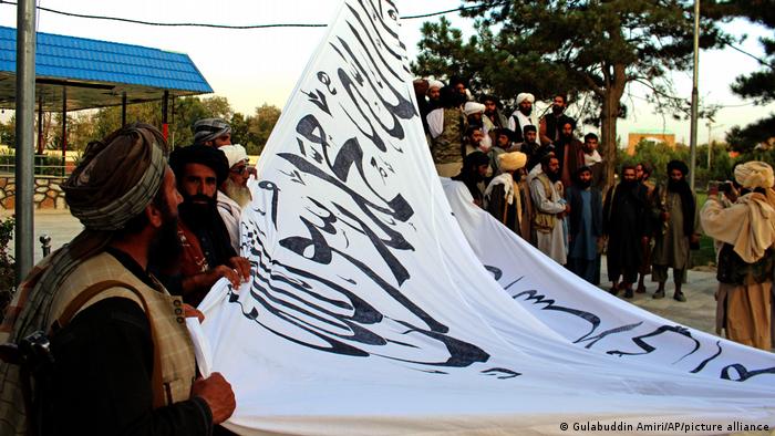 Бойовики Талібану піднімають свій прапор перед будівлею губернатора провінції Газні