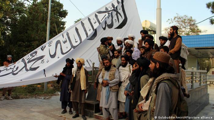 Бойовики Талібану піднімають свій прапор біля будинку губернатора провінції Газні в Афганістані