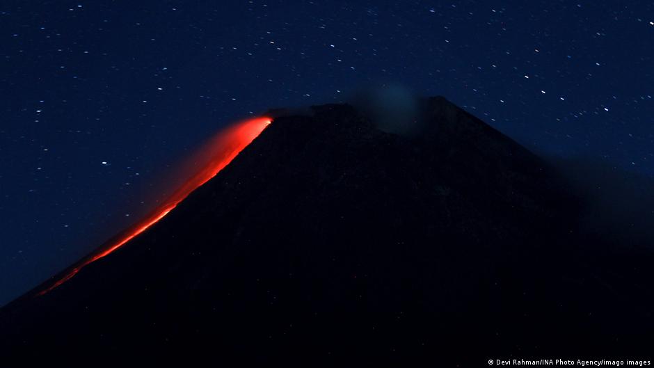 Bild des Tages: Lava-Spektakel vor Sternenhimmel | Alle multimedialen Inhalte der Deutschen Welle | DW - Vimarsana News