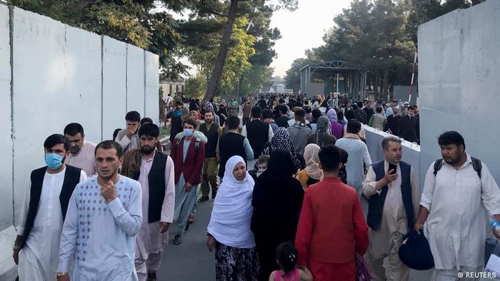 Люди біля центрального входу до аеропорту імені Хаміда Карзая у Кабулі, фото 16 серпня 