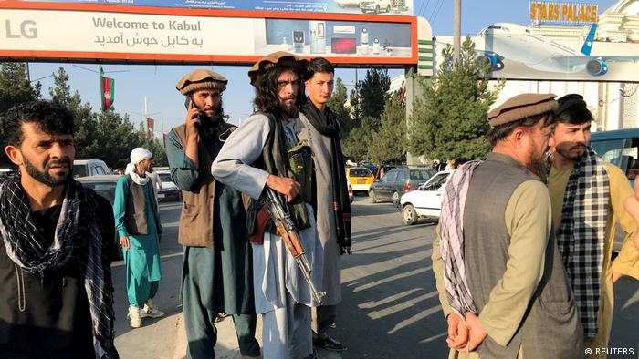 Боевики Талибана возле аэропорта Кабула