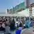 Milhares de pessoas se amontoaram na pista de pouso do aeroporto da capital afegã