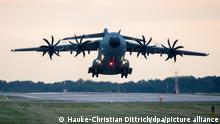 Ein Transportflugzeug vom Typ Airbus A400M der Luftwaffe hebt am frühen Morgen auf dem Fliegerhorst Wunstorf in der Region Hannover ab. Angesichts des rasanten Vormarschs der Taliban in Afghanistan will die Bundeswehr mit der Evakuierung deutscher Staatsbürger und afghanischer Ortskräfte aus Kabul beginnen. +++ dpa-Bildfunk +++