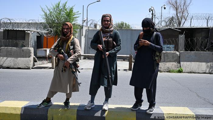 Afghanistan | Taliban Kämpfer am Flughafen in Kabul