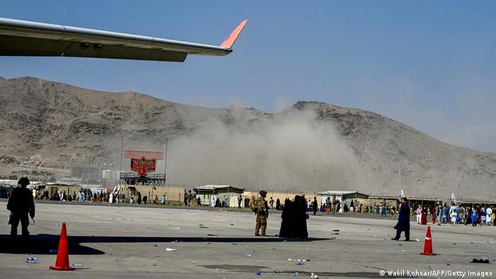 Başkent Kabil'deki uluslararası havalimanından Batılı vatandaşların tahliyesi için çalışmalar sürüyor