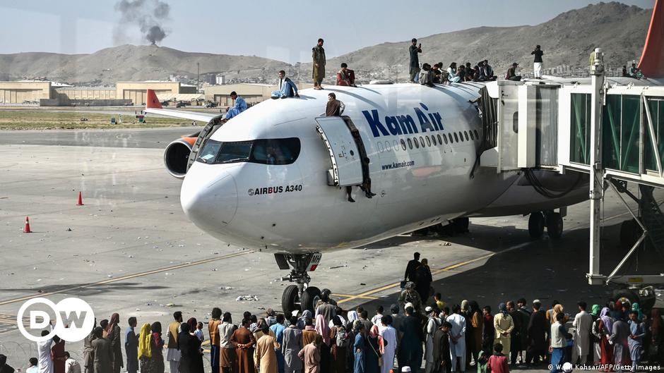 سقوط افغان من الطائرة