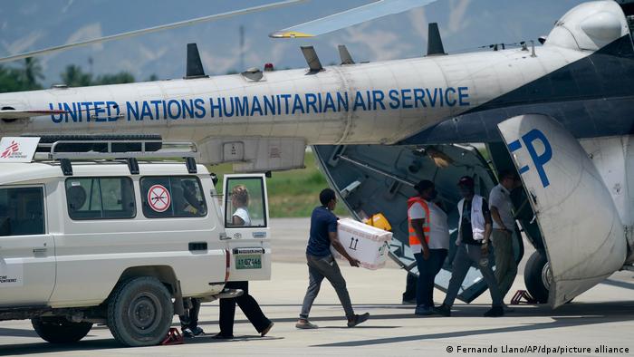  Haiti | Erdbeben: Hilfsgüter werden aus einem Truck von Ärzte ohne Grenzen in einen Hubschrauber des Humanitären Flugdienstes der UN verladen